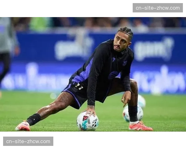 拉菲尼亚大腿受伤已缺席四周，恢复进展缓慢影响锋线选择